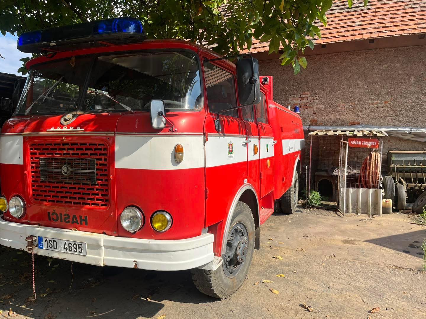 Historický dokument a fotografie z archivních materiálů